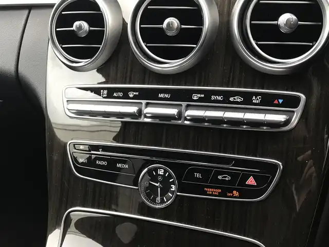 メルセデス・ベンツ Ｃ２００ アバンギャルド 富山県 2015(平27)年 6.6万km オブシディアンブラック 〇COMANDシステム/〇バックカメラ/〇レーダーセーフティパッケージ/〇パークトロニック/〇ヘッドアップディスプレイ/〇シートヒーター（運転席/助手席）/〇パワートランクリッド/〇LEDインテリジェントシステム/〇アダプティブハイビームアシストプラス/〇LEDコーナリングランプ/〇純正17インチAW/〇ブラウン木目調センターパネル/アナログ時計/〇ディンプル加工ナッパ革巻きステアリングホイール/〇無地ファブリック/合皮コンビシート/〇パワーシート（運転席メモリー付/助手席）/〇ETC/〇ドライブレコーダー/〇キーレスゴー