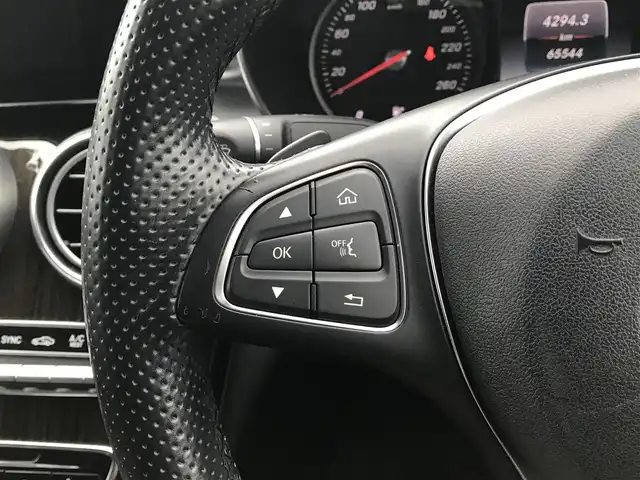 メルセデス・ベンツ Ｃ２００ アバンギャルド 富山県 2015(平27)年 6.6万km オブシディアンブラック 〇COMANDシステム/〇バックカメラ/〇レーダーセーフティパッケージ/〇パークトロニック/〇ヘッドアップディスプレイ/〇シートヒーター（運転席/助手席）/〇パワートランクリッド/〇LEDインテリジェントシステム/〇アダプティブハイビームアシストプラス/〇LEDコーナリングランプ/〇純正17インチAW/〇ブラウン木目調センターパネル/アナログ時計/〇ディンプル加工ナッパ革巻きステアリングホイール/〇無地ファブリック/合皮コンビシート/〇パワーシート（運転席メモリー付/助手席）/〇ETC/〇ドライブレコーダー/〇キーレスゴー