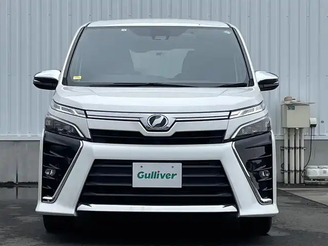 トヨタ ヴォクシー ZS 煌 愛媛県 2018(平30)年 4万km ホワイトパールクリスタルシャイン 純正ナビ（Bluetooth/DVD再生可能/フルセグTV）/SDミュージックサーバー/バックカメラ/ETC/前後ドライブレコーダー/純正フロアマット/ウォークスルー/純正ドアバイザー/純正アルミホイール/両側パワースライドドア/ABS/LEDヘッドライト/レーンキープアシスト/オートマチックハイビーム/衝突被害軽減システム/横滑り防止装置