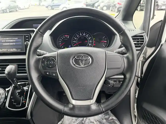 トヨタ ヴォクシー ZS 煌 愛媛県 2018(平30)年 4万km ホワイトパールクリスタルシャイン 純正ナビ（Bluetooth/DVD再生可能/フルセグTV）/SDミュージックサーバー/バックカメラ/ETC/前後ドライブレコーダー/純正フロアマット/ウォークスルー/純正ドアバイザー/純正アルミホイール/両側パワースライドドア/ABS/LEDヘッドライト/レーンキープアシスト/オートマチックハイビーム/衝突被害軽減システム/横滑り防止装置