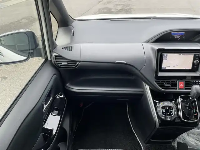 トヨタ ヴォクシー ZS 煌 愛媛県 2018(平30)年 4万km ホワイトパールクリスタルシャイン 純正ナビ（Bluetooth/DVD再生可能/フルセグTV）/SDミュージックサーバー/バックカメラ/ETC/前後ドライブレコーダー/純正フロアマット/ウォークスルー/純正ドアバイザー/純正アルミホイール/両側パワースライドドア/ABS/LEDヘッドライト/レーンキープアシスト/オートマチックハイビーム/衝突被害軽減システム/横滑り防止装置