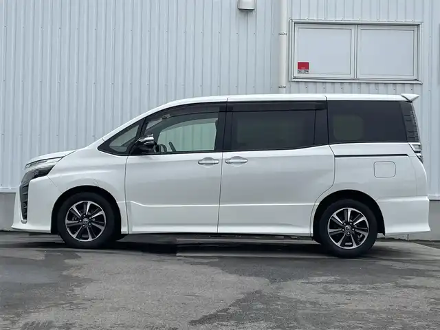 トヨタ ヴォクシー ZS 煌 愛媛県 2018(平30)年 4万km ホワイトパールクリスタルシャイン 純正ナビ（Bluetooth/DVD再生可能/フルセグTV）/SDミュージックサーバー/バックカメラ/ETC/前後ドライブレコーダー/純正フロアマット/ウォークスルー/純正ドアバイザー/純正アルミホイール/両側パワースライドドア/ABS/LEDヘッドライト/レーンキープアシスト/オートマチックハイビーム/衝突被害軽減システム/横滑り防止装置
