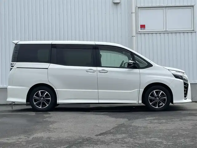 トヨタ ヴォクシー ZS 煌 愛媛県 2018(平30)年 4万km ホワイトパールクリスタルシャイン 純正ナビ（Bluetooth/DVD再生可能/フルセグTV）/SDミュージックサーバー/バックカメラ/ETC/前後ドライブレコーダー/純正フロアマット/ウォークスルー/純正ドアバイザー/純正アルミホイール/両側パワースライドドア/ABS/LEDヘッドライト/レーンキープアシスト/オートマチックハイビーム/衝突被害軽減システム/横滑り防止装置