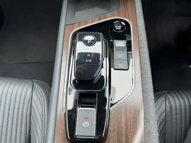 日産 オーラ G レザーエディション 愛媛県 2022(令4)年 1.9万km ガーネットレッド/スーパーブラック 2トーン 純正ナビ（フルセグTV/Bluetooth/AM/FM)/アラウンドビューモニター/ETC2.0/クルーズコントロール/AAC/ドライブレコーダー/コーナーセンサー/横滑り防止装置/レーンキープアシスト/オートライト/オートマチックハイビーム