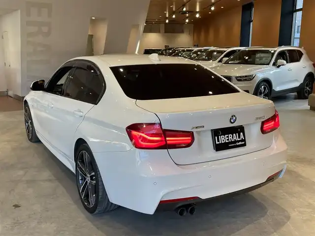 ＢＭＷ ３２０ｉ xDriveMスポーツEDシャドー 道央・札幌 2018(平30)年 4.5万km アルピンホワイトⅢ 限定車/　・ブラックキドニーグリル/　・ダーク色LEDヘッドライト/　・ダーク色LEDテールライト/　・専用19インチMライトアロイホイール/　・マルチディスプレイメーターパネル/　・ダコタレザーシート/　・専用ステンレスペダル/純正HDDナビ/社外フルセグTV/CD/DVD/USB/Bluetooth/バックカメラ/PDC/LEDヘッドライト/シートヒーター/電動フロントシート
