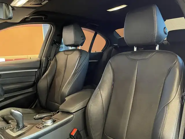 ＢＭＷ ３２０ｉ xDriveMスポーツEDシャドー 道央・札幌 2018(平30)年 4.5万km アルピンホワイトⅢ 限定車/　・ブラックキドニーグリル/　・ダーク色LEDヘッドライト/　・ダーク色LEDテールライト/　・専用19インチMライトアロイホイール/　・マルチディスプレイメーターパネル/　・ダコタレザーシート/　・専用ステンレスペダル/純正HDDナビ/社外フルセグTV/CD/DVD/USB/Bluetooth/バックカメラ/PDC/LEDヘッドライト/シートヒーター/電動フロントシート