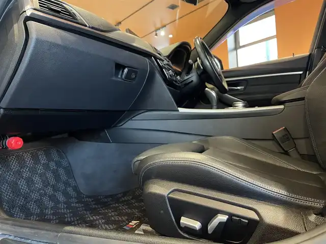 ＢＭＷ ３２０ｉ xDriveMスポーツEDシャドー 道央・札幌 2018(平30)年 4.5万km アルピンホワイトⅢ 限定車/　・ブラックキドニーグリル/　・ダーク色LEDヘッドライト/　・ダーク色LEDテールライト/　・専用19インチMライトアロイホイール/　・マルチディスプレイメーターパネル/　・ダコタレザーシート/　・専用ステンレスペダル/純正HDDナビ/社外フルセグTV/CD/DVD/USB/Bluetooth/バックカメラ/PDC/LEDヘッドライト/シートヒーター/電動フロントシート