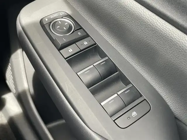 トヨタ プリウス Z 千葉県 2023(令5)年 3.3万km プラチナホワイトパールマイカ ワンオーナー/12.3インチ純正ディスプレイオーディオプラス/フルセグTV/Bluetooth/アラウンドビューモニター/ビルトインETC/ステアリングスイッチ/ハンドルヒーター/クルーズコントロール/D席パワーシート/D席+N席シートヒーター/D席+N席エアーシート/オートライト/オートハイビーム/USBソケット/コーナーセンサー/プリクラッシュセーフティ/レーンアシストキープ/パワーバックドア