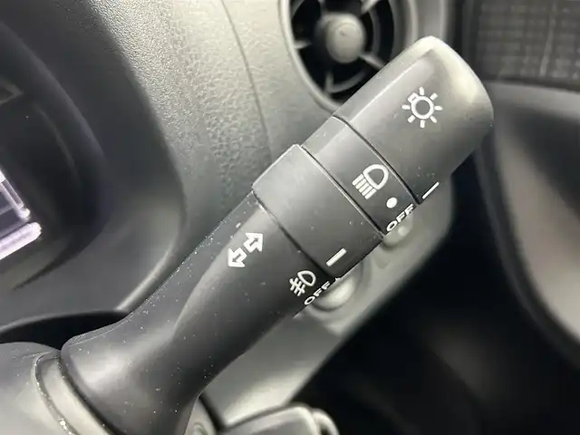 トヨタ ヴィッツ F 道央・札幌 2019(令1)年 5.7万km スーパーホワイトⅡ ・４WD/・寒冷地仕様/・メモリーナビ/・前後ドライブレコーダー/・トヨタセーフティセンス/・プリクラッシュセーフティ/・レーンキープアシスト/・オートハイビーム/・クリアランスソナー/・フロントデアイサー/・キーレス/・フロアマット/・ドアバイザー/・ホイール付スタッドレス積込