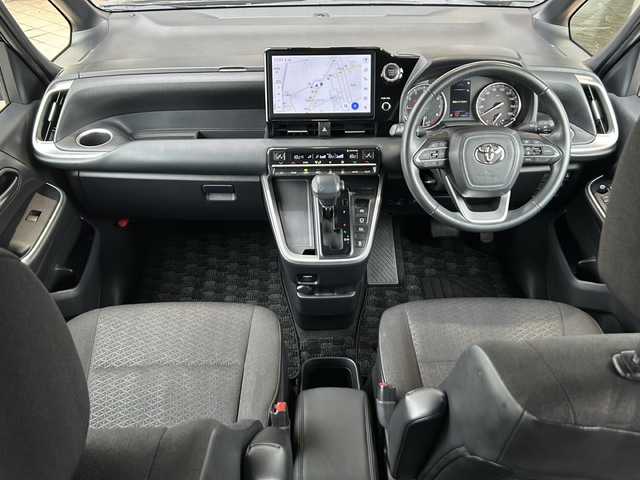 トヨタ ノア S－G 静岡県 2022(令4)年 2.4万km アティチュードブラックマイカ 10.5インチメーカー純正ナビ/・FM/・AM/・フルセグTV/・Bluetooth/・USB/・DISC/・Miracast/快適利便パッケージ(Mid)/・ハンズフリーデュアルパワースライドドア/・左右独立温度コントロールフロントオートエアコン/・リヤオートエアコン/・ナノイーX/・運転席+助手席シートヒーター/・独立型センターコンソールボックス/トヨタセーフティセンス/・レーンディパーチャーアラート/・プリクラッシュセーフティ/・プロアクティブドライビングアシスト/・パーキングセンサー/・パーキングサポートブレーキ/・標識認識機能/・レーダークルーズコントロール/主要装備/・後席フリップダウンモニター/・ＥＴＣ２．０/・オートハイビーム/・ＬＥＤライト/・オートハイビーム/・サイドカーテンエアバッグ