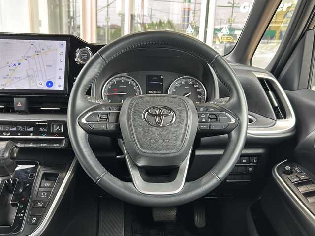 トヨタ ノア S－G 静岡県 2022(令4)年 2.4万km アティチュードブラックマイカ 10.5インチメーカー純正ナビ/・FM/・AM/・フルセグTV/・Bluetooth/・USB/・DISC/・Miracast/快適利便パッケージ(Mid)/・ハンズフリーデュアルパワースライドドア/・左右独立温度コントロールフロントオートエアコン/・リヤオートエアコン/・ナノイーX/・運転席+助手席シートヒーター/・独立型センターコンソールボックス/トヨタセーフティセンス/・レーンディパーチャーアラート/・プリクラッシュセーフティ/・プロアクティブドライビングアシスト/・パーキングセンサー/・パーキングサポートブレーキ/・標識認識機能/・レーダークルーズコントロール/主要装備/・後席フリップダウンモニター/・ＥＴＣ２．０/・オートハイビーム/・ＬＥＤライト/・オートハイビーム/・サイドカーテンエアバッグ