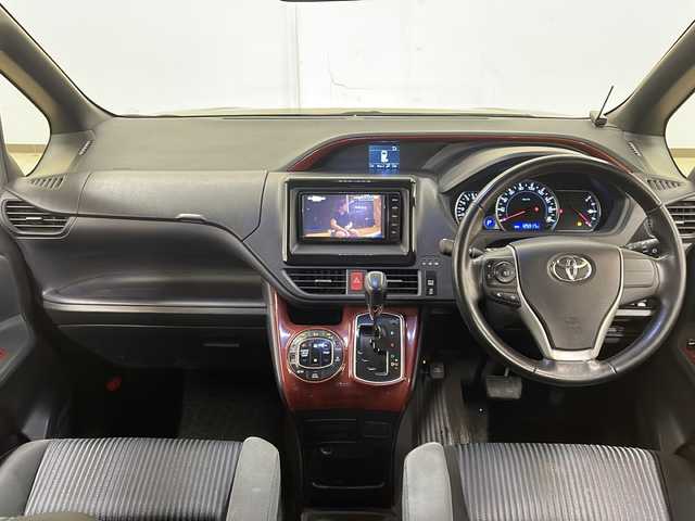 トヨタ ヴォクシー ZS 道央・札幌 2014(平26)年 12.6万km ブラッキッシュアゲハガラスフレーク /純正ナビ(NSZT-W64)//純正オーディオ//エンジンスターター//DVD//CD//Bluetooth接続//衝突被害軽減システム//横滑り防止装置//ETC//アイドリングストップ//寒冷地仕様//MTモード付きAT//社外アルミホイール冬タイヤ積載//片側パワースライドドア//4WD//パワーステアリング//パワーウィンドウ//ABS//純正LEDヘッドライト//エンジンスタートボタン//スマートキー//WAC//純正フロアマット//ウォークスルー//3列シート//ダブルエアバック