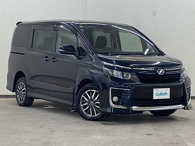 トヨタ ヴォクシー ZS 道央・札幌 2014(平26)年 12.6万km ブラッキッシュアゲハガラスフレーク /純正ナビ(NSZT-W64)//純正オーディオ//エンジンスターター//DVD//CD//Bluetooth接続//衝突被害軽減システム//横滑り防止装置//ETC//アイドリングストップ//寒冷地仕様//MTモード付きAT//社外アルミホイール冬タイヤ積載//片側パワースライドドア//4WD//パワーステアリング//パワーウィンドウ//ABS//純正LEDヘッドライト//エンジンスタートボタン//スマートキー//WAC//純正フロアマット//ウォークスルー//3列シート//ダブルエアバック