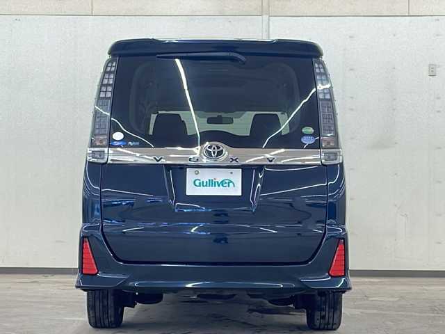 トヨタ ヴォクシー ZS 道央・札幌 2014(平26)年 12.6万km ブラッキッシュアゲハガラスフレーク /純正ナビ(NSZT-W64)//純正オーディオ//エンジンスターター//DVD//CD//Bluetooth接続//衝突被害軽減システム//横滑り防止装置//ETC//アイドリングストップ//寒冷地仕様//MTモード付きAT//社外アルミホイール冬タイヤ積載//片側パワースライドドア//4WD//パワーステアリング//パワーウィンドウ//ABS//純正LEDヘッドライト//エンジンスタートボタン//スマートキー//WAC//純正フロアマット//ウォークスルー//3列シート//ダブルエアバック