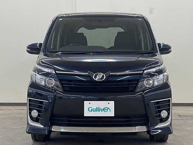 トヨタ ヴォクシー ZS 道央・札幌 2014(平26)年 12.6万km ブラッキッシュアゲハガラスフレーク /純正ナビ(NSZT-W64)//純正オーディオ//エンジンスターター//DVD//CD//Bluetooth接続//衝突被害軽減システム//横滑り防止装置//ETC//アイドリングストップ//寒冷地仕様//MTモード付きAT//社外アルミホイール冬タイヤ積載//片側パワースライドドア//4WD//パワーステアリング//パワーウィンドウ//ABS//純正LEDヘッドライト//エンジンスタートボタン//スマートキー//WAC//純正フロアマット//ウォークスルー//3列シート//ダブルエアバック
