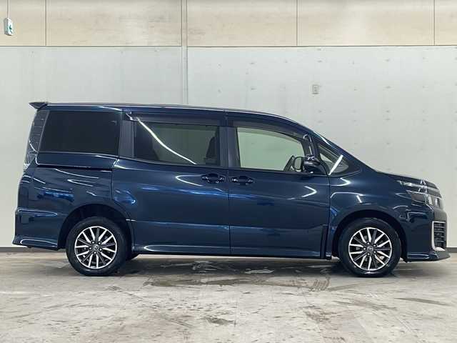 トヨタ ヴォクシー ZS 道央・札幌 2014(平26)年 12.6万km ブラッキッシュアゲハガラスフレーク /純正ナビ(NSZT-W64)//純正オーディオ//エンジンスターター//DVD//CD//Bluetooth接続//衝突被害軽減システム//横滑り防止装置//ETC//アイドリングストップ//寒冷地仕様//MTモード付きAT//社外アルミホイール冬タイヤ積載//片側パワースライドドア//4WD//パワーステアリング//パワーウィンドウ//ABS//純正LEDヘッドライト//エンジンスタートボタン//スマートキー//WAC//純正フロアマット//ウォークスルー//3列シート//ダブルエアバック
