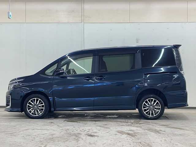 トヨタ ヴォクシー ZS 道央・札幌 2014(平26)年 12.6万km ブラッキッシュアゲハガラスフレーク /純正ナビ(NSZT-W64)//純正オーディオ//エンジンスターター//DVD//CD//Bluetooth接続//衝突被害軽減システム//横滑り防止装置//ETC//アイドリングストップ//寒冷地仕様//MTモード付きAT//社外アルミホイール冬タイヤ積載//片側パワースライドドア//4WD//パワーステアリング//パワーウィンドウ//ABS//純正LEDヘッドライト//エンジンスタートボタン//スマートキー//WAC//純正フロアマット//ウォークスルー//3列シート//ダブルエアバック