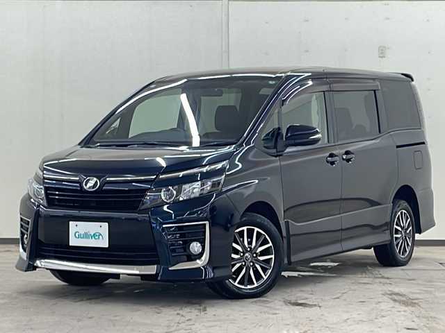 トヨタ ヴォクシー ZS 道央・札幌 2014(平26)年 12.6万km ブラッキッシュアゲハガラスフレーク /純正ナビ(NSZT-W64)//純正オーディオ//エンジンスターター//DVD//CD//Bluetooth接続//衝突被害軽減システム//横滑り防止装置//ETC//アイドリングストップ//寒冷地仕様//MTモード付きAT//社外アルミホイール冬タイヤ積載//片側パワースライドドア//4WD//パワーステアリング//パワーウィンドウ//ABS//純正LEDヘッドライト//エンジンスタートボタン//スマートキー//WAC//純正フロアマット//ウォークスルー//3列シート//ダブルエアバック