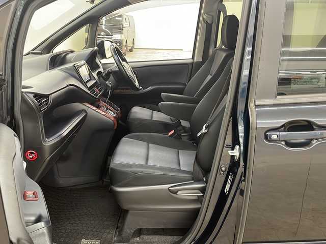 トヨタ ヴォクシー ZS 道央・札幌 2014(平26)年 12.6万km ブラッキッシュアゲハガラスフレーク /純正ナビ(NSZT-W64)//純正オーディオ//エンジンスターター//DVD//CD//Bluetooth接続//衝突被害軽減システム//横滑り防止装置//ETC//アイドリングストップ//寒冷地仕様//MTモード付きAT//社外アルミホイール冬タイヤ積載//片側パワースライドドア//4WD//パワーステアリング//パワーウィンドウ//ABS//純正LEDヘッドライト//エンジンスタートボタン//スマートキー//WAC//純正フロアマット//ウォークスルー//3列シート//ダブルエアバック