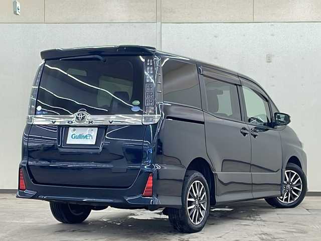 トヨタ ヴォクシー ZS 道央・札幌 2014(平26)年 12.6万km ブラッキッシュアゲハガラスフレーク /純正ナビ(NSZT-W64)//純正オーディオ//エンジンスターター//DVD//CD//Bluetooth接続//衝突被害軽減システム//横滑り防止装置//ETC//アイドリングストップ//寒冷地仕様//MTモード付きAT//社外アルミホイール冬タイヤ積載//片側パワースライドドア//4WD//パワーステアリング//パワーウィンドウ//ABS//純正LEDヘッドライト//エンジンスタートボタン//スマートキー//WAC//純正フロアマット//ウォークスルー//3列シート//ダブルエアバック