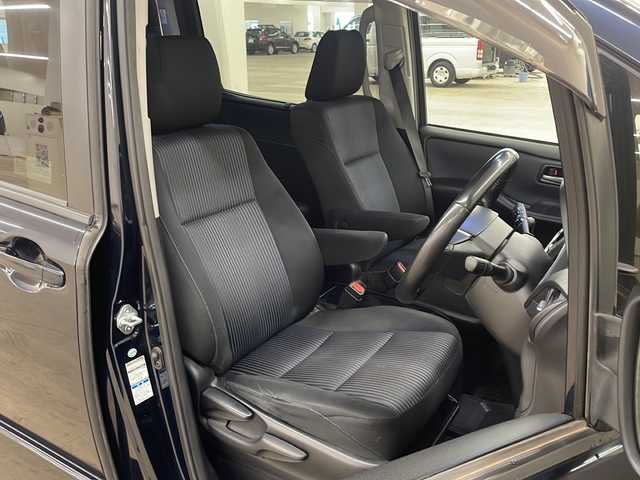 トヨタ ヴォクシー ZS 道央・札幌 2014(平26)年 12.6万km ブラッキッシュアゲハガラスフレーク /純正ナビ(NSZT-W64)//純正オーディオ//エンジンスターター//DVD//CD//Bluetooth接続//衝突被害軽減システム//横滑り防止装置//ETC//アイドリングストップ//寒冷地仕様//MTモード付きAT//社外アルミホイール冬タイヤ積載//片側パワースライドドア//4WD//パワーステアリング//パワーウィンドウ//ABS//純正LEDヘッドライト//エンジンスタートボタン//スマートキー//WAC//純正フロアマット//ウォークスルー//3列シート//ダブルエアバック