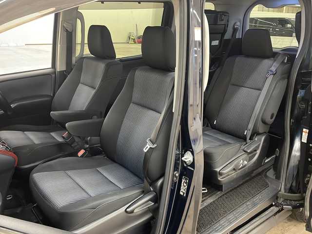 トヨタ ヴォクシー ZS 道央・札幌 2014(平26)年 12.6万km ブラッキッシュアゲハガラスフレーク /純正ナビ(NSZT-W64)//純正オーディオ//エンジンスターター//DVD//CD//Bluetooth接続//衝突被害軽減システム//横滑り防止装置//ETC//アイドリングストップ//寒冷地仕様//MTモード付きAT//社外アルミホイール冬タイヤ積載//片側パワースライドドア//4WD//パワーステアリング//パワーウィンドウ//ABS//純正LEDヘッドライト//エンジンスタートボタン//スマートキー//WAC//純正フロアマット//ウォークスルー//3列シート//ダブルエアバック