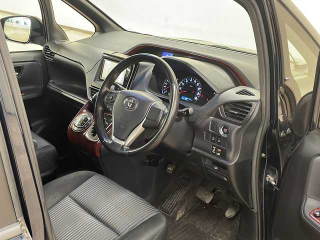トヨタ ヴォクシー ZS 道央・札幌 2014(平26)年 12.6万km ブラッキッシュアゲハガラスフレーク /純正ナビ(NSZT-W64)//純正オーディオ//エンジンスターター//DVD//CD//Bluetooth接続//衝突被害軽減システム//横滑り防止装置//ETC//アイドリングストップ//寒冷地仕様//MTモード付きAT//社外アルミホイール冬タイヤ積載//片側パワースライドドア//4WD//パワーステアリング//パワーウィンドウ//ABS//純正LEDヘッドライト//エンジンスタートボタン//スマートキー//WAC//純正フロアマット//ウォークスルー//3列シート//ダブルエアバック
