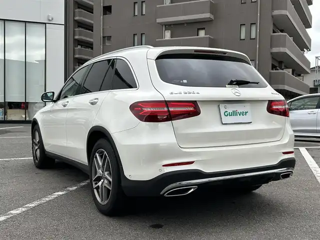 メルセデス・ベンツ ＧＬＣ２２０ d 4マチックスポーツ 本革 長崎県 2017(平29)年 9.6万km ダイヤモンドホワイト ワンオーナー/純正ナビ(FM/AM/ワンセグ/BT/CD/DVD)/革巻きステアリング/ステアリングスイッチ/パドルシフト/ブラックレザーシート/前席パワーシート/全席シートヒーター/ビルトインETC/ドラレコ/サンルーフ/純正フロアマット/Burmesterサウンド/純正19インチアルミホイール/ハンズフリーパワーバックドア/ステアリングアシスト/ABS/レーンキープアシスト/横滑り防止装置/前後コーナーセンサー/衝突被害軽減ブレーキ/オートライト/LEDヘッドライト/ダブル・サイドエアバッグ/カーテンエアバッグ/ISOFIX/取説/保証書/スペアキー