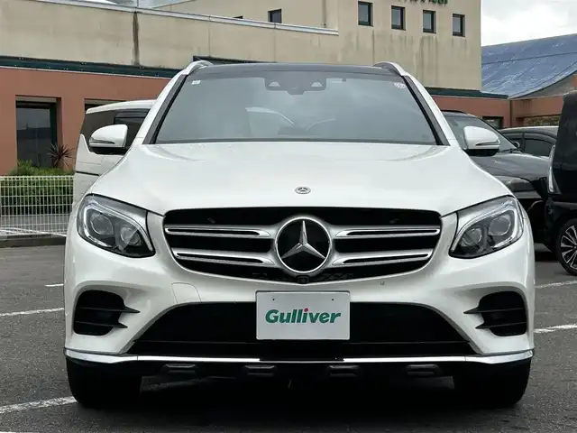 メルセデス・ベンツ ＧＬＣ２２０ d 4マチックスポーツ 本革 長崎県 2017(平29)年 9.6万km ダイヤモンドホワイト ワンオーナー/純正ナビ(FM/AM/ワンセグ/BT/CD/DVD)/革巻きステアリング/ステアリングスイッチ/パドルシフト/ブラックレザーシート/前席パワーシート/全席シートヒーター/ビルトインETC/ドラレコ/サンルーフ/純正フロアマット/Burmesterサウンド/純正19インチアルミホイール/ハンズフリーパワーバックドア/ステアリングアシスト/ABS/レーンキープアシスト/横滑り防止装置/前後コーナーセンサー/衝突被害軽減ブレーキ/オートライト/LEDヘッドライト/ダブル・サイドエアバッグ/カーテンエアバッグ/ISOFIX/取説/保証書/スペアキー