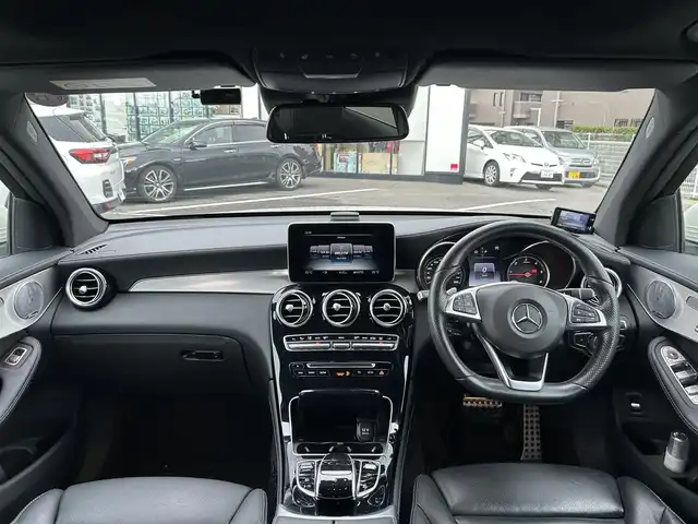 メルセデス・ベンツ ＧＬＣ２２０ d 4マチックスポーツ 本革 長崎県 2017(平29)年 9.6万km ダイヤモンドホワイト ワンオーナー/純正ナビ(FM/AM/ワンセグ/BT/CD/DVD)/革巻きステアリング/ステアリングスイッチ/パドルシフト/ブラックレザーシート/前席パワーシート/全席シートヒーター/ビルトインETC/ドラレコ/サンルーフ/純正フロアマット/Burmesterサウンド/純正19インチアルミホイール/ハンズフリーパワーバックドア/ステアリングアシスト/ABS/レーンキープアシスト/横滑り防止装置/前後コーナーセンサー/衝突被害軽減ブレーキ/オートライト/LEDヘッドライト/ダブル・サイドエアバッグ/カーテンエアバッグ/ISOFIX/取説/保証書/スペアキー