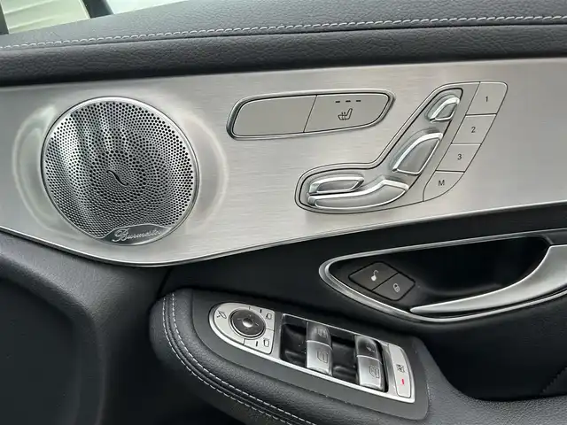 メルセデス・ベンツ ＧＬＣ２２０ d 4マチックスポーツ 本革 長崎県 2017(平29)年 9.6万km ダイヤモンドホワイト ワンオーナー/純正ナビ(FM/AM/ワンセグ/BT/CD/DVD)/革巻きステアリング/ステアリングスイッチ/パドルシフト/ブラックレザーシート/前席パワーシート/全席シートヒーター/ビルトインETC/ドラレコ/サンルーフ/純正フロアマット/Burmesterサウンド/純正19インチアルミホイール/ハンズフリーパワーバックドア/ステアリングアシスト/ABS/レーンキープアシスト/横滑り防止装置/前後コーナーセンサー/衝突被害軽減ブレーキ/オートライト/LEDヘッドライト/ダブル・サイドエアバッグ/カーテンエアバッグ/ISOFIX/取説/保証書/スペアキー