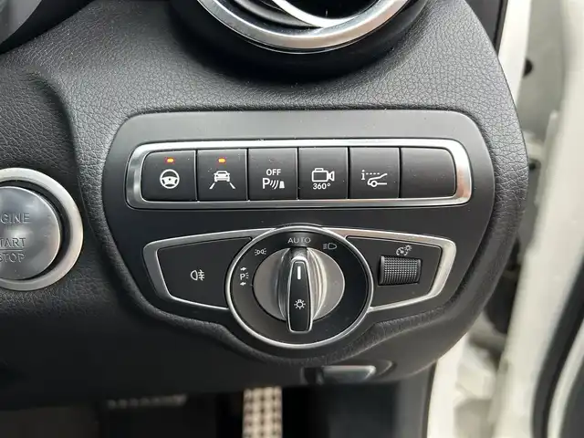 メルセデス・ベンツ ＧＬＣ２２０ d 4マチックスポーツ 本革 長崎県 2017(平29)年 9.6万km ダイヤモンドホワイト ワンオーナー/純正ナビ(FM/AM/ワンセグ/BT/CD/DVD)/革巻きステアリング/ステアリングスイッチ/パドルシフト/ブラックレザーシート/前席パワーシート/全席シートヒーター/ビルトインETC/ドラレコ/サンルーフ/純正フロアマット/Burmesterサウンド/純正19インチアルミホイール/ハンズフリーパワーバックドア/ステアリングアシスト/ABS/レーンキープアシスト/横滑り防止装置/前後コーナーセンサー/衝突被害軽減ブレーキ/オートライト/LEDヘッドライト/ダブル・サイドエアバッグ/カーテンエアバッグ/ISOFIX/取説/保証書/スペアキー