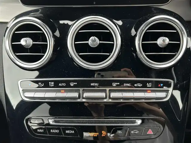 メルセデス・ベンツ ＧＬＣ２２０ d 4マチックスポーツ 本革 長崎県 2017(平29)年 9.6万km ダイヤモンドホワイト ワンオーナー/純正ナビ(FM/AM/ワンセグ/BT/CD/DVD)/革巻きステアリング/ステアリングスイッチ/パドルシフト/ブラックレザーシート/前席パワーシート/全席シートヒーター/ビルトインETC/ドラレコ/サンルーフ/純正フロアマット/Burmesterサウンド/純正19インチアルミホイール/ハンズフリーパワーバックドア/ステアリングアシスト/ABS/レーンキープアシスト/横滑り防止装置/前後コーナーセンサー/衝突被害軽減ブレーキ/オートライト/LEDヘッドライト/ダブル・サイドエアバッグ/カーテンエアバッグ/ISOFIX/取説/保証書/スペアキー