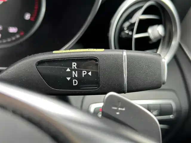 メルセデス・ベンツ ＧＬＣ２２０ d 4マチックスポーツ 本革 長崎県 2017(平29)年 9.6万km ダイヤモンドホワイト ワンオーナー/純正ナビ(FM/AM/ワンセグ/BT/CD/DVD)/革巻きステアリング/ステアリングスイッチ/パドルシフト/ブラックレザーシート/前席パワーシート/全席シートヒーター/ビルトインETC/ドラレコ/サンルーフ/純正フロアマット/Burmesterサウンド/純正19インチアルミホイール/ハンズフリーパワーバックドア/ステアリングアシスト/ABS/レーンキープアシスト/横滑り防止装置/前後コーナーセンサー/衝突被害軽減ブレーキ/オートライト/LEDヘッドライト/ダブル・サイドエアバッグ/カーテンエアバッグ/ISOFIX/取説/保証書/スペアキー