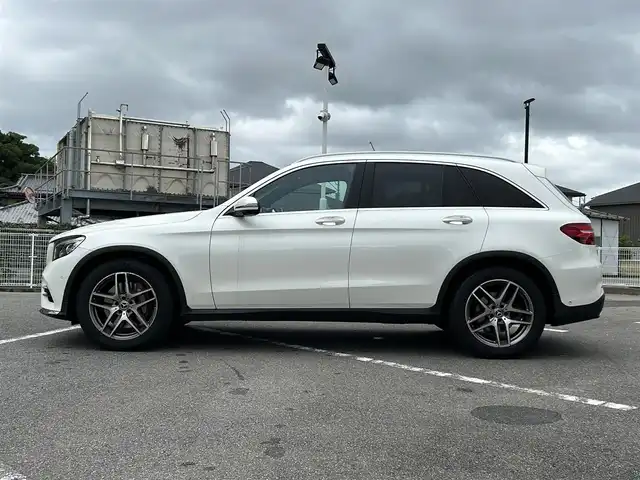 メルセデス・ベンツ ＧＬＣ２２０ d 4マチックスポーツ 本革 長崎県 2017(平29)年 9.6万km ダイヤモンドホワイト ワンオーナー/純正ナビ(FM/AM/ワンセグ/BT/CD/DVD)/革巻きステアリング/ステアリングスイッチ/パドルシフト/ブラックレザーシート/前席パワーシート/全席シートヒーター/ビルトインETC/ドラレコ/サンルーフ/純正フロアマット/Burmesterサウンド/純正19インチアルミホイール/ハンズフリーパワーバックドア/ステアリングアシスト/ABS/レーンキープアシスト/横滑り防止装置/前後コーナーセンサー/衝突被害軽減ブレーキ/オートライト/LEDヘッドライト/ダブル・サイドエアバッグ/カーテンエアバッグ/ISOFIX/取説/保証書/スペアキー