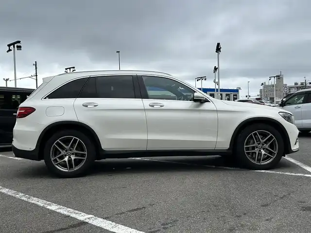 メルセデス・ベンツ ＧＬＣ２２０ d 4マチックスポーツ 本革 長崎県 2017(平29)年 9.6万km ダイヤモンドホワイト ワンオーナー/純正ナビ(FM/AM/ワンセグ/BT/CD/DVD)/革巻きステアリング/ステアリングスイッチ/パドルシフト/ブラックレザーシート/前席パワーシート/全席シートヒーター/ビルトインETC/ドラレコ/サンルーフ/純正フロアマット/Burmesterサウンド/純正19インチアルミホイール/ハンズフリーパワーバックドア/ステアリングアシスト/ABS/レーンキープアシスト/横滑り防止装置/前後コーナーセンサー/衝突被害軽減ブレーキ/オートライト/LEDヘッドライト/ダブル・サイドエアバッグ/カーテンエアバッグ/ISOFIX/取説/保証書/スペアキー