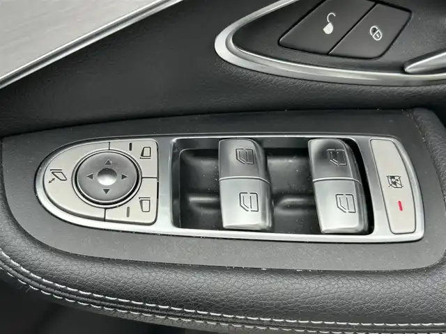 メルセデス・ベンツ ＧＬＣ２２０ d 4マチックスポーツ 本革 長崎県 2017(平29)年 9.6万km ダイヤモンドホワイト ワンオーナー/純正ナビ(FM/AM/ワンセグ/BT/CD/DVD)/革巻きステアリング/ステアリングスイッチ/パドルシフト/ブラックレザーシート/前席パワーシート/全席シートヒーター/ビルトインETC/ドラレコ/サンルーフ/純正フロアマット/Burmesterサウンド/純正19インチアルミホイール/ハンズフリーパワーバックドア/ステアリングアシスト/ABS/レーンキープアシスト/横滑り防止装置/前後コーナーセンサー/衝突被害軽減ブレーキ/オートライト/LEDヘッドライト/ダブル・サイドエアバッグ/カーテンエアバッグ/ISOFIX/取説/保証書/スペアキー