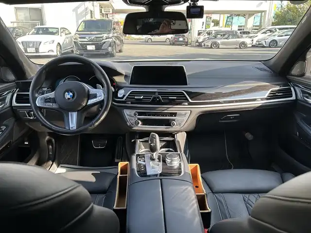 ＢＭＷ ７５０Ｌｉ Mスポーツ 埼玉県 2018(平30)年 2.4万km アルピンホワイトⅢ 左ハンドル/パノラマサンルーフ　/純正ナビ　/フルセグ/DVD/CD/BT/USB/左右独立後席モニター　/リアエンターテイメントシステム/ドライブレコーダー　/ビルトインＥＴＣ/社外エアロ(F・S・R)3DDesign/社外マフラー　3DDesign/社外カーテシランプ/社外キャリパー/社外21インチアルミホイール　/社外ドアミラー シーケンシャルタイプ/社外レーダー探知機　Z290Csd/ＡＣＣ　/全席メモリーシート　/全席パワーシート　/全席シートヒーター　/全席エアーシート　/スマートキー２本/全周囲カメラ/パドルシフト/パーキングアシスト/クリアランスソナー/パワーバックドア/横滑り防止/オートハイビーム/保証書　/取扱説明書