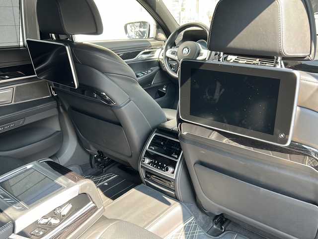 ＢＭＷ ７５０Ｌｉ Mスポーツ 埼玉県 2018(平30)年 2.4万km アルピンホワイトⅢ 左ハンドル/パノラマサンルーフ　/純正ナビ　/フルセグ/DVD/CD/BT/USB/左右独立後席モニター　/リアエンターテイメントシステム/ドライブレコーダー　/ビルトインＥＴＣ/社外エアロ(F・S・R)3DDesign/社外マフラー　3DDesign/社外カーテシランプ/社外キャリパー/社外21インチアルミホイール　/社外ドアミラー シーケンシャルタイプ/社外レーダー探知機　Z290Csd/ＡＣＣ　/全席メモリーシート　/全席パワーシート　/全席シートヒーター　/全席エアーシート　/スマートキー２本/全周囲カメラ/パドルシフト/パーキングアシスト/クリアランスソナー/パワーバックドア/横滑り防止/オートハイビーム/保証書　/取扱説明書