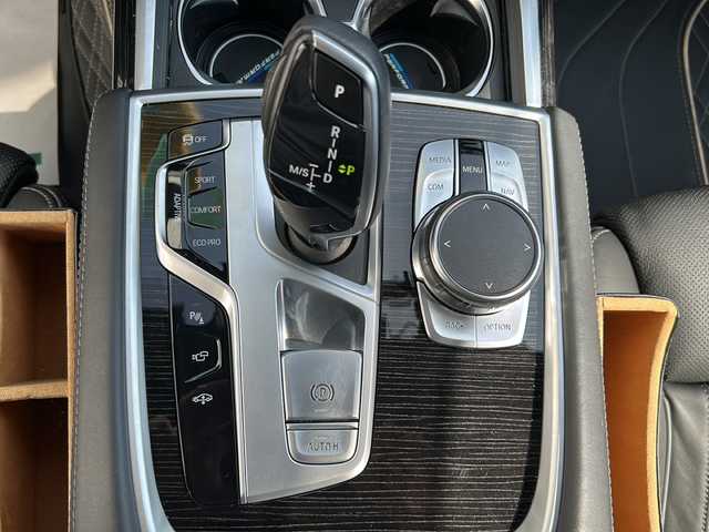 ＢＭＷ ７５０Ｌｉ Mスポーツ 埼玉県 2018(平30)年 2.4万km アルピンホワイトⅢ 左ハンドル/パノラマサンルーフ　/純正ナビ　/フルセグ/DVD/CD/BT/USB/左右独立後席モニター　/リアエンターテイメントシステム/ドライブレコーダー　/ビルトインＥＴＣ/社外エアロ(F・S・R)3DDesign/社外マフラー　3DDesign/社外カーテシランプ/社外キャリパー/社外21インチアルミホイール　/社外ドアミラー シーケンシャルタイプ/社外レーダー探知機　Z290Csd/ＡＣＣ　/全席メモリーシート　/全席パワーシート　/全席シートヒーター　/全席エアーシート　/スマートキー２本/全周囲カメラ/パドルシフト/パーキングアシスト/クリアランスソナー/パワーバックドア/横滑り防止/オートハイビーム/保証書　/取扱説明書
