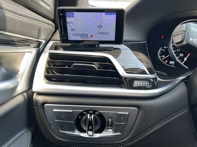 ＢＭＷ ７５０Ｌｉ Mスポーツ 埼玉県 2018(平30)年 2.4万km アルピンホワイトⅢ 左ハンドル/パノラマサンルーフ　/純正ナビ　/フルセグ/DVD/CD/BT/USB/左右独立後席モニター　/リアエンターテイメントシステム/ドライブレコーダー　/ビルトインＥＴＣ/社外エアロ(F・S・R)3DDesign/社外マフラー　3DDesign/社外カーテシランプ/社外キャリパー/社外21インチアルミホイール　/社外ドアミラー シーケンシャルタイプ/社外レーダー探知機　Z290Csd/ＡＣＣ　/全席メモリーシート　/全席パワーシート　/全席シートヒーター　/全席エアーシート　/スマートキー２本/全周囲カメラ/パドルシフト/パーキングアシスト/クリアランスソナー/パワーバックドア/横滑り防止/オートハイビーム/保証書　/取扱説明書