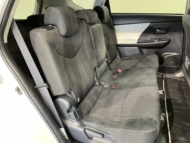 トヨタ プリウス α S チューンブラックⅡ 愛知県 2018(平30)年 7万km ホワイトパールクリスタルシャイン KENWOOD7インチナビ/(AM/FM/地デジ/Bluetooth/CD・DVD再生/SD)/トヨタセーフティセンス/衝突軽減ブレーキ/バックカメラ/純正16インチアルミホイール/特別仕様車/LEDヘッドライト/LEDフォグランプ/オートライト/オートハイビーム/レーダークルーズコントロール/キーレス/前席シートヒーター/電動格納ミラー/ビルトインETC/プッシュスタート/3列シート/純正フロアマット/LEDヘッドライト
