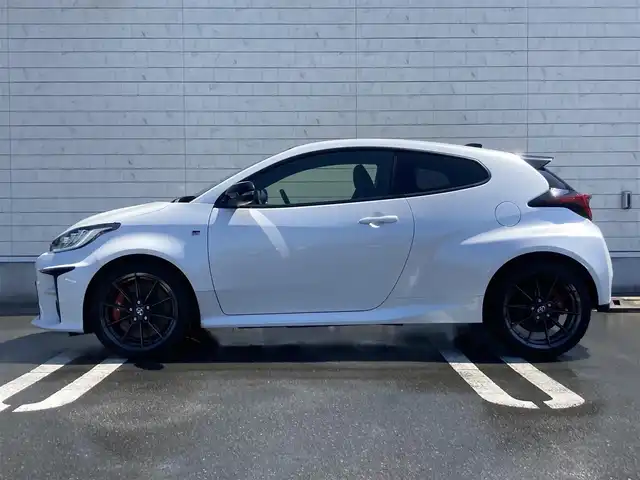 トヨタ ＧＲヤリス RZ ハイパフォーマンス 静岡県 2021(令3)年 2.2万km プラチナホワイトパールマイカ 純正ディスプレイオーディオ/　AM FM Bluetooth USB/ビルトインETC/LEDオートヘッドランプ/ハーフレザーシート/純正18インチアルミホイール/革巻きステアリング/ステアリングスイッチ/スマートキー2本/アイドリングストップ/4WDターボ/6速MT/JBLプレミアムサウンド