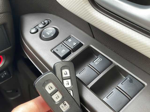 ホンダ Ｎ ＢＯＸ L 青森県 2023(令5)年 1.5万km プラチナホワイトパール 4WD/純正ナビ・フルセグTV/CD・DVD・Bluetooth・SD/バックカメラ/パワースライドドア/ホンダセンシング/衝突軽減ブレーキ/誤発進抑制機能/追従クルーズコントロール/車線維持支援システム/オートハイビーム/ビルトインETC/LEDヘッドライト/オートライト/スマートキー/プッシュスタート/スペアキー/純正フロアマット
