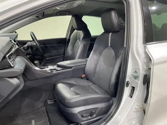 トヨタ カムリ WSレザーパッケージ 愛知県 2020(令2)年 2.5万km プラチナホワイトパールマイカ 純正8インチナビ/（Bluetooth/AM/FM/フルセグTV/Carplay）/衝突軽減ブレーキ/レーダークルーズコントロール/シートヒーター/パワーシート/LEDヘッドライト/オートマチックハイビーム/ETC/バックカメラ/ドライブレコーダー/コーナーセンサー/スマートキー/純正18インチAW/レーンキープアシスト/横滑り防止装置