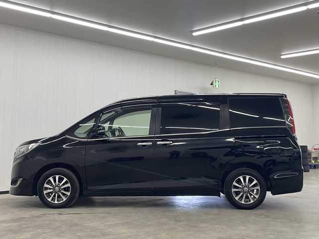 トヨタ エスクァイア Gi プレミアムパッケージ ブラックテーラード 長崎県 2019(令1)年 7.4万km 黒 社外11インチナビ（アルパイン　EX11Z）/両側パワースライドドア/バックカメラ/フルセグTV/Bluetooth/ドライブレコーダー/ETC/LEDヘッドランプ/衝突軽減システム/コーナーセンサー/レーンキープアシスト/ステアリングヒーター/オートライト/オートハイビーム/ハーフレザーシート/シートヒーター/純正フロアマット/スマートキー/USBポート×２/取扱説明書
