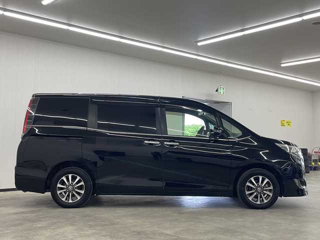 トヨタ エスクァイア Gi プレミアムパッケージ ブラックテーラード 長崎県 2019(令1)年 7.4万km 黒 社外11インチナビ（アルパイン　EX11Z）/両側パワースライドドア/バックカメラ/フルセグTV/Bluetooth/ドライブレコーダー/ETC/LEDヘッドランプ/衝突軽減システム/コーナーセンサー/レーンキープアシスト/ステアリングヒーター/オートライト/オートハイビーム/ハーフレザーシート/シートヒーター/純正フロアマット/スマートキー/USBポート×２/取扱説明書