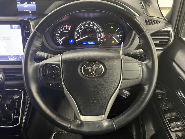 トヨタ エスクァイア Gi プレミアムパッケージ ブラックテーラード 長崎県 2019(令1)年 7.4万km 黒 社外11インチナビ（アルパイン　EX11Z）/両側パワースライドドア/バックカメラ/フルセグTV/Bluetooth/ドライブレコーダー/ETC/LEDヘッドランプ/衝突軽減システム/コーナーセンサー/レーンキープアシスト/ステアリングヒーター/オートライト/オートハイビーム/ハーフレザーシート/シートヒーター/純正フロアマット/スマートキー/USBポート×２/取扱説明書