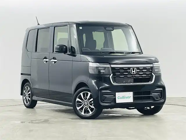 ホンダ Ｎ ＢＯＸ カスタム 福島県 2025(令7)年 0.1万km クリスタルブラックパール ホンダセンシング　/・衝突軽減ブレーキ（CMBS）/・先行車発進お知らせ機能/・歩行者事故低減ステアリング/・路外逸脱抑制機能/・標識認識機能/・渋滞追従機能付アダプティブクルーズコントロール（ACC）/・車線維持支援システム（LKAS）/・誤発進抑制機能/・後方誤発進抑制機能/・近距離衝突軽減ブレーキ/・急アクセル抑制機能/・パーキングセンサーシステム/・オートハイビーム/両側パワースライドドア　/シーヒーター　/電子パーキング　/・ブレーキホールド　/オートライト　/・ＬＥＤライト　/ヘッドライトレベライザー　/プッシュスタート　/・スマートキー　/ステアリングスイッチ/・革巻きステアリング/・チルトステアリング/電動格納ミラー/・ベンチシート/保証書