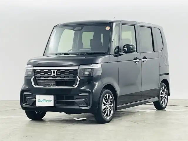 ホンダ Ｎ ＢＯＸ カスタム 福島県 2025(令7)年 0.1万km クリスタルブラックパール ホンダセンシング　/・衝突軽減ブレーキ（CMBS）/・先行車発進お知らせ機能/・歩行者事故低減ステアリング/・路外逸脱抑制機能/・標識認識機能/・渋滞追従機能付アダプティブクルーズコントロール（ACC）/・車線維持支援システム（LKAS）/・誤発進抑制機能/・後方誤発進抑制機能/・近距離衝突軽減ブレーキ/・急アクセル抑制機能/・パーキングセンサーシステム/・オートハイビーム/両側パワースライドドア　/シーヒーター　/電子パーキング　/・ブレーキホールド　/オートライト　/・ＬＥＤライト　/ヘッドライトレベライザー　/プッシュスタート　/・スマートキー　/ステアリングスイッチ/・革巻きステアリング/・チルトステアリング/電動格納ミラー/・ベンチシート/保証書
